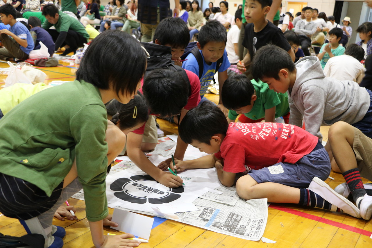 のぼりに次々と子供たちの名前が記入