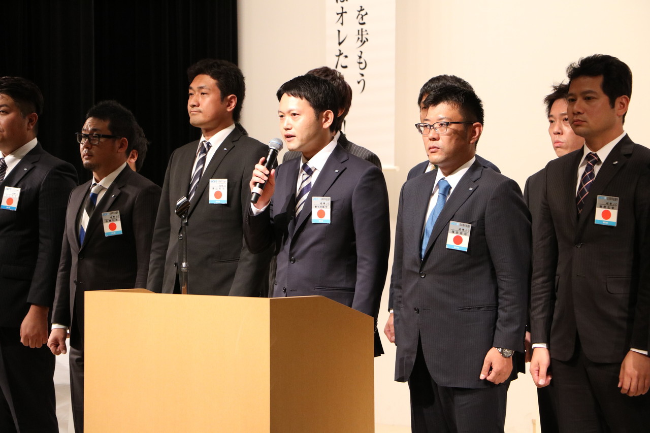次年度の役員メンバーが壇上に上がり、理事長候補者の野々村彰文君が２０１８年度への思いを掲げました。